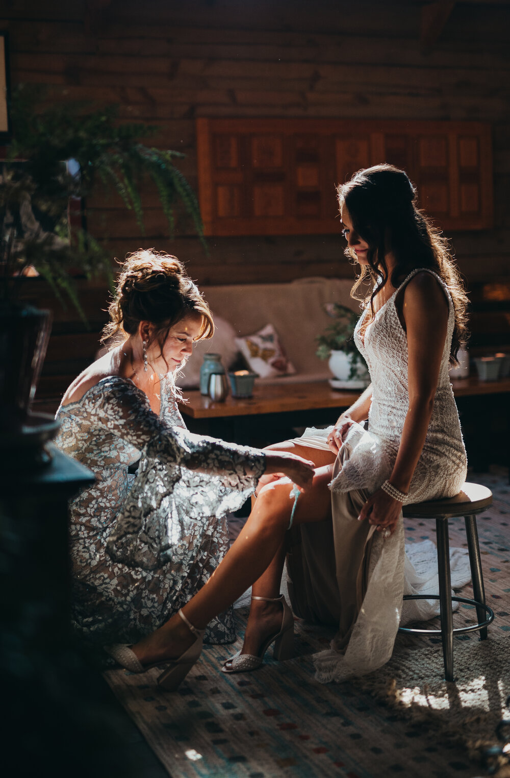 lauren ashley studios wedding photography of a mother getting her daughter ready to marry